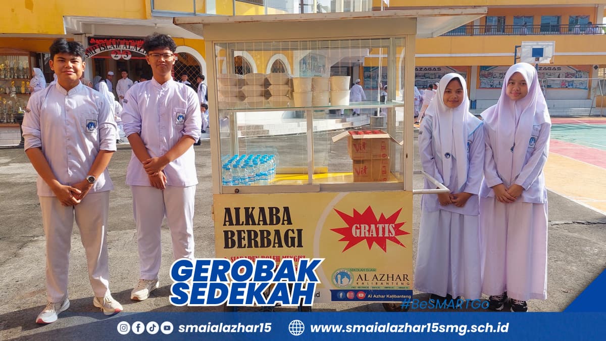 Murid SMA Islam Al Azhar 15 siap mendistribusikan makanan dan minuman