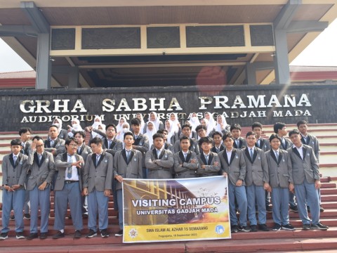 Murid SMA Islam Al Azhar 15 Semarang mengunjungi UGM 