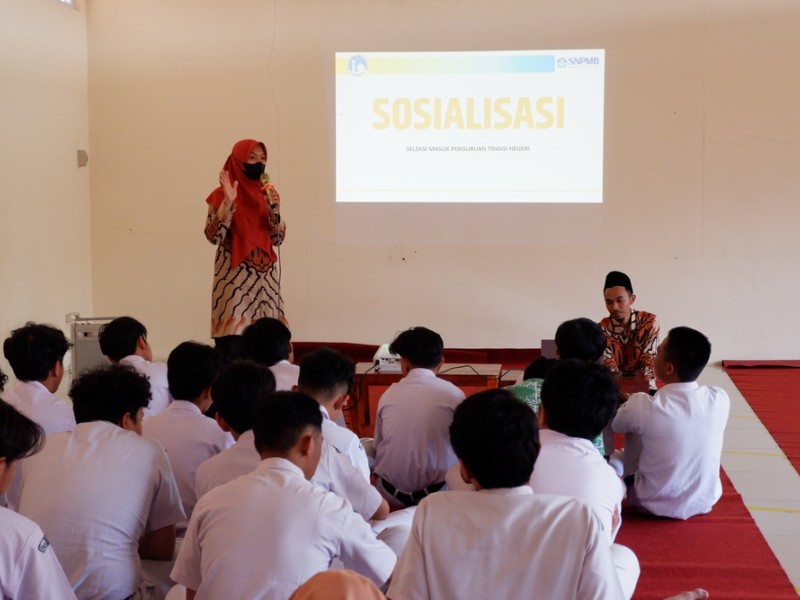 Sosialisasi Masuk Perguruan Tinggi Negeri dan Konseling Pemilihan Program Studi di SMA Islam Al Azhar 15 Semarang